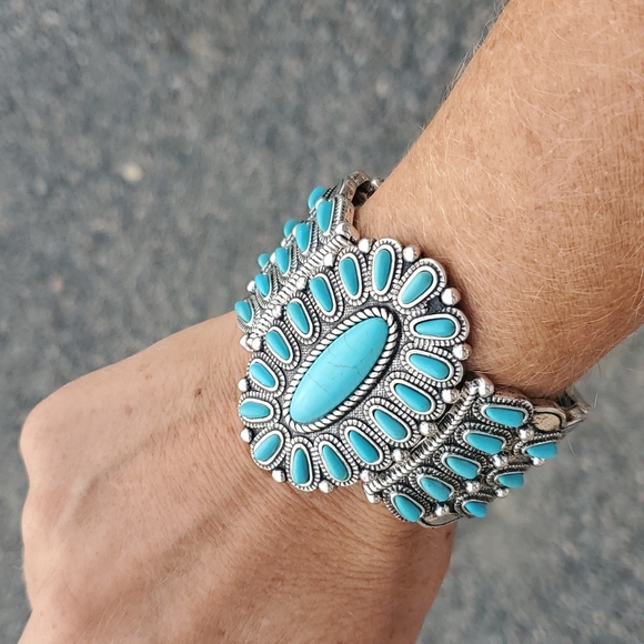 Turquoise squash blossom inspired bracelet - Picture 3 of 4